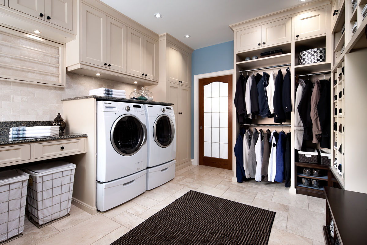 Przechowywanie w pralni Nowoczesna pralnia z szafami i koszami na pranie – aranżacja 2026