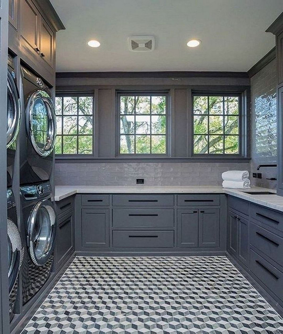 Pralnia z prasowaniem Stylowa pralnia z deską do prasowania i półkami na detergenty – inspiracje