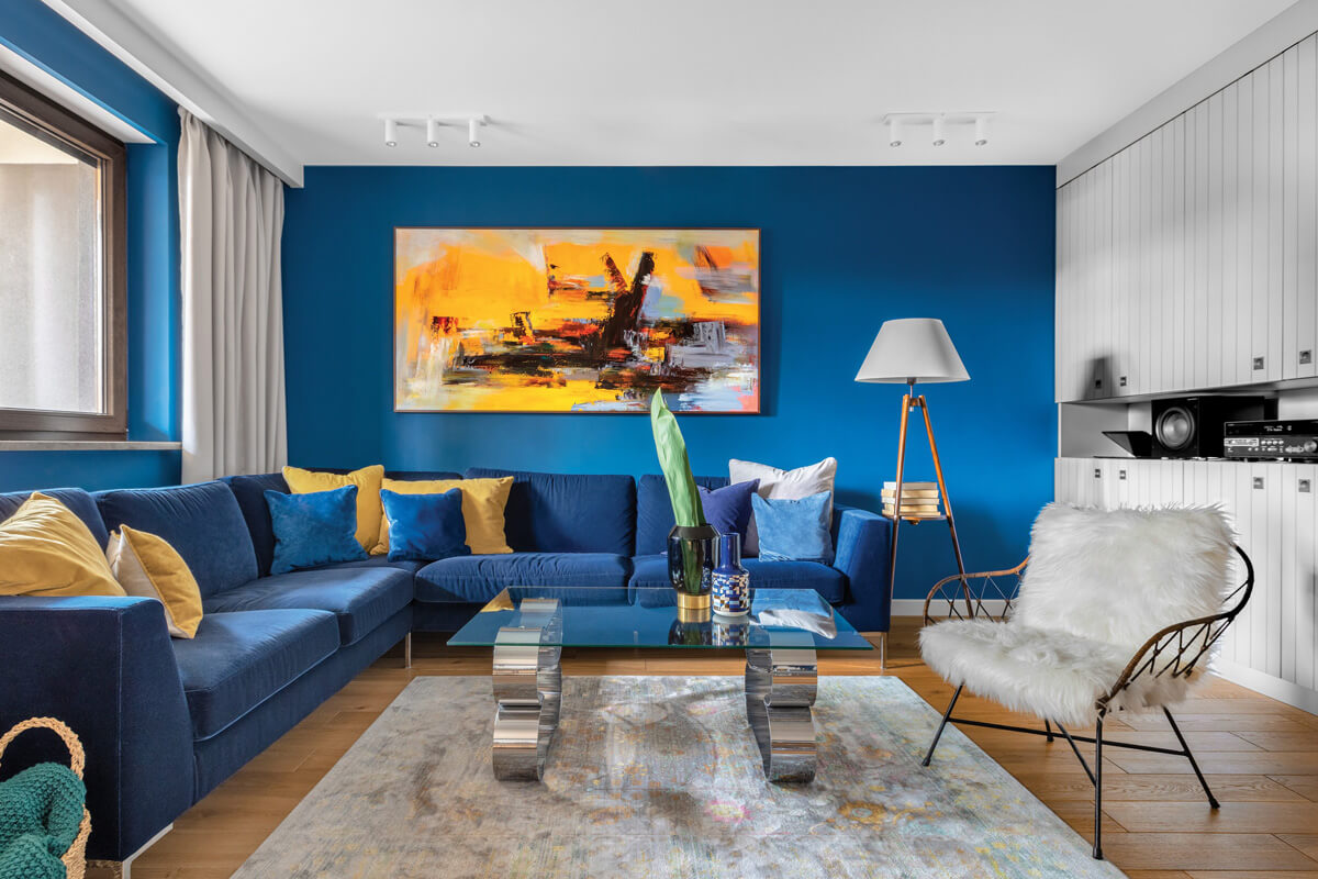 Nowoczesna szaro-żółta kuchnia: szare szafki i żółte dodatki jako akcent.