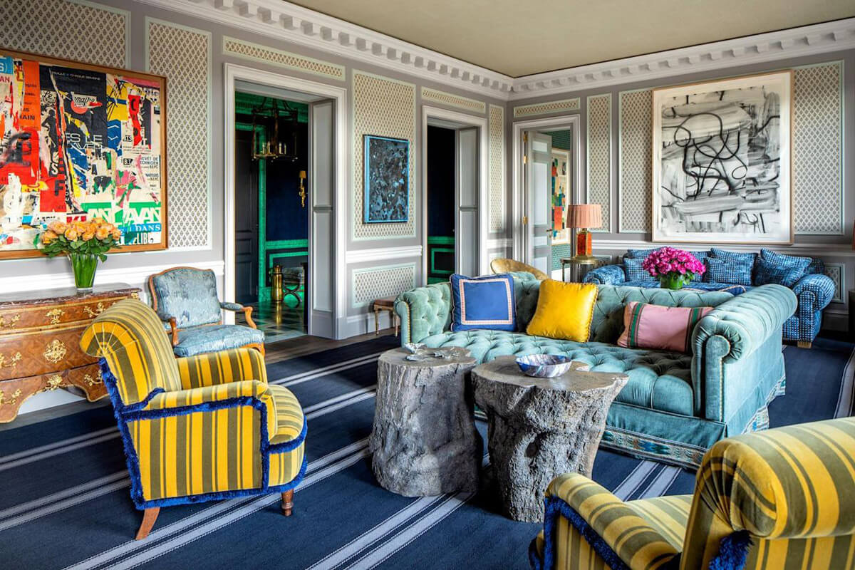 Elegancki salon: szara sofa i żółte zasłony – harmonijne połączenie kolorów.