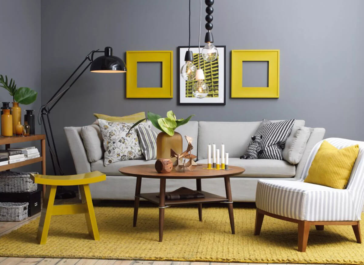 Przytulna szaro-żółta sypialnia: szara pościel z żółtymi poduszkami dla komfortu.