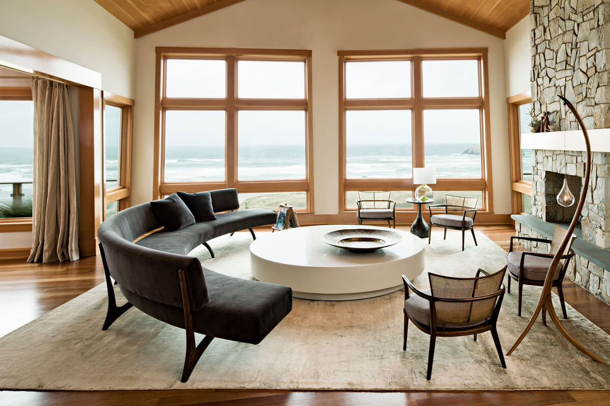 Harmonia w symetrii Symetryczny salon 2026: kominek, lustra i miękkie meble tworzą harmonię wnętrza.