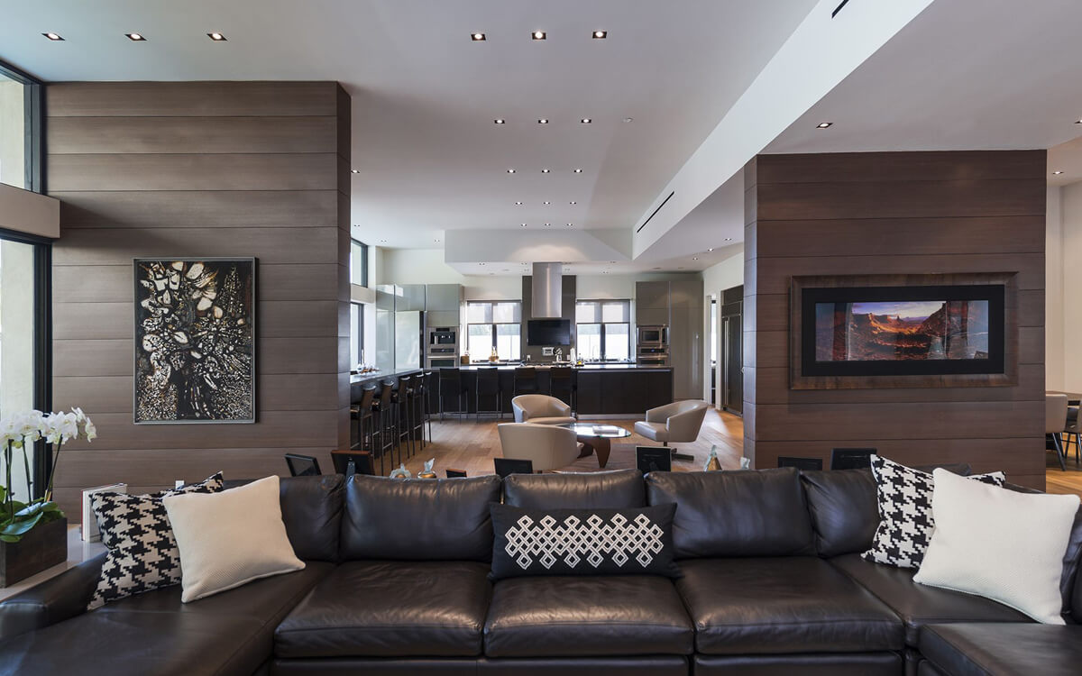 Symetria w sypialni Symetryczna sypialnia 2026: szafki nocne, lampki, obrazy nad łóżkiem - wizualny balans.