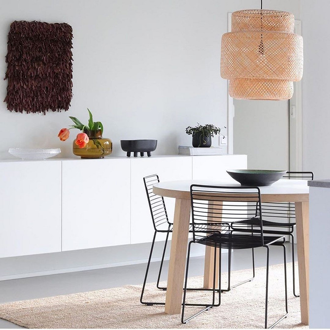 BESTA: Skandynawski Salon Salon z meblami BESTA IKEA 2026: skandynawski styl i inteligentna organizacja przestrzeni.