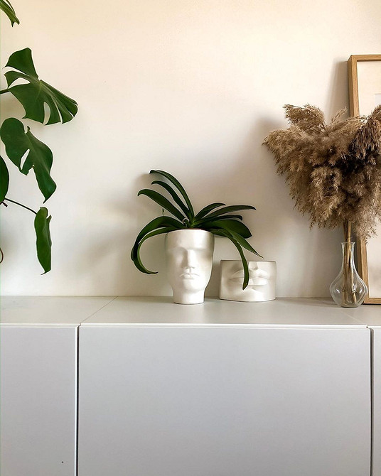 BESTA: Przytulny Salon Salon w skandynawskim stylu z meblami BESTA IKEA 2026: przytulność i funkcjonalność w jednym - idealna kombinacja.