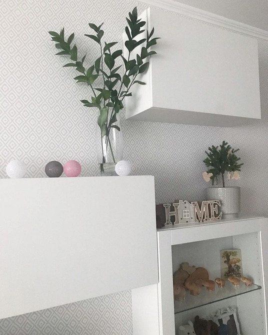 Besta: Dekoracja i funkcjonalność IKEA Besta: stylowe rozwiązanie do przechowywania i element dekoracyjny w salonie w stylu skandynawskim.