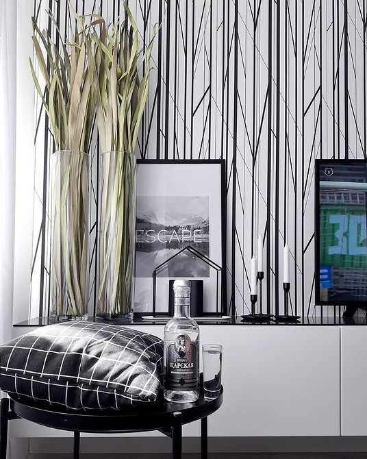 BESTA: Minimalizm i Funkcjonalność System IKEA BESTA 2026: minimalistyczny design w salonie do przechowywania rzeczy i dekoracji.