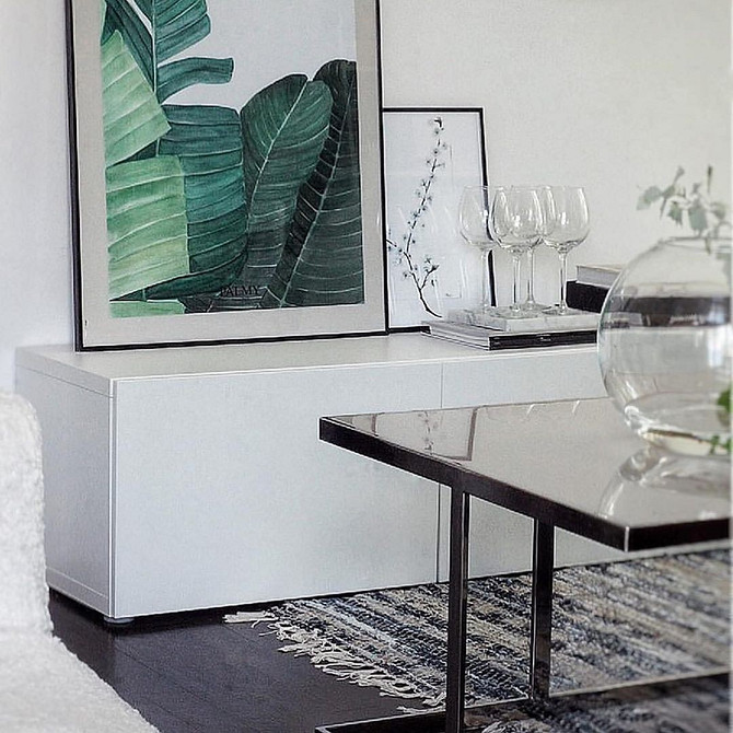 Besta: Skandynawski porządek System Besta IKEA w salonie w stylu skandynawskim: inspiracje do przechowywania.