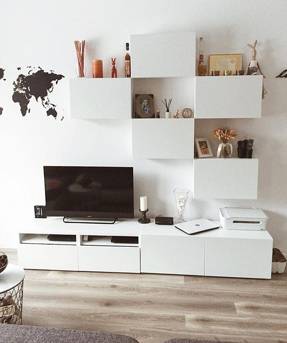 BESTA: Ciepło drewna System BESTA IKEA w salonie z drewnianymi akcentami tworzy ciepłą atmosferę.