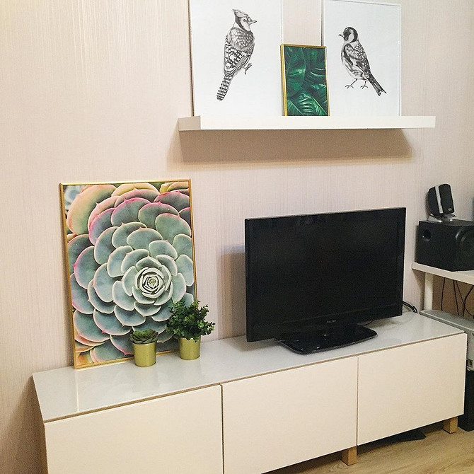 Besta: Indywidualny projekt System Besta IKEA: indywidualny projekt salonu z uwzględnieniem potrzeb przechowywania w małym mieszkaniu.