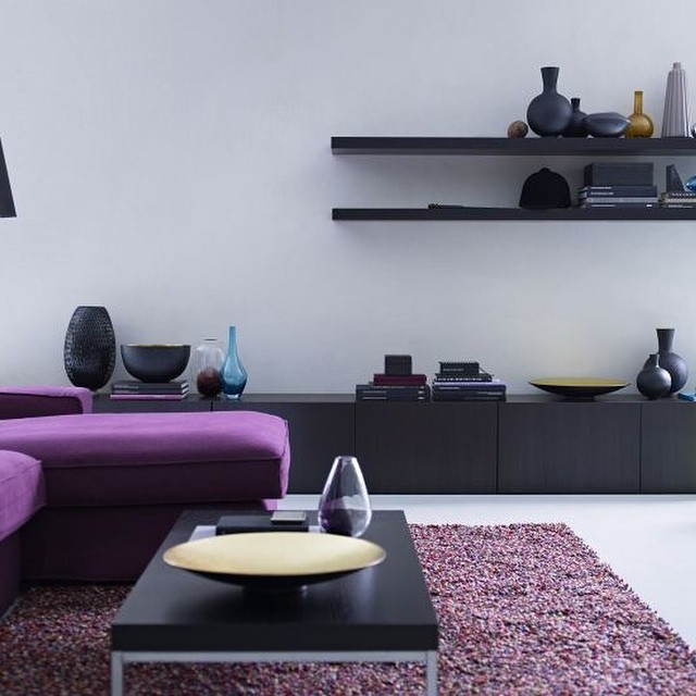 BESTA: Skandynawski Porządek Jasny salon z systemem BESTA IKEA, organizacja przestrzeni w stylu skandynawskim.