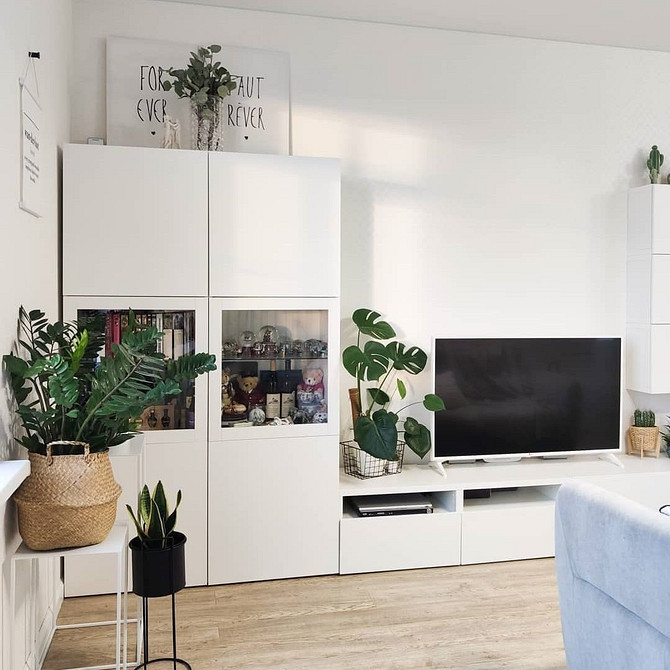 BESTA: Skandynawski salon Kombinacja modułów BESTA w skandynawskim salonie zapewnia efektywne przechowywanie