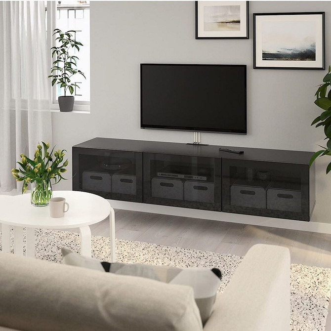 BESTA: Półki na dekoracje Otwarte półki BESTA IKEA do eksponowania dekoracji i książek w salonie