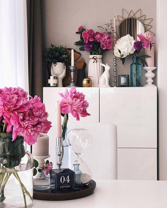 Besta: Organizacja przestrzeni System Besta IKEA z otwartymi i zamkniętymi półkami: organizacja przestrzeni w stylu skandynawskim.