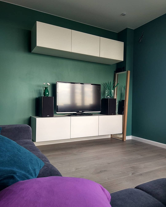 BESTA: Spójny design Salon z systemem BESTA IKEA: szafka RTV i szafy w jednolitym stylu.