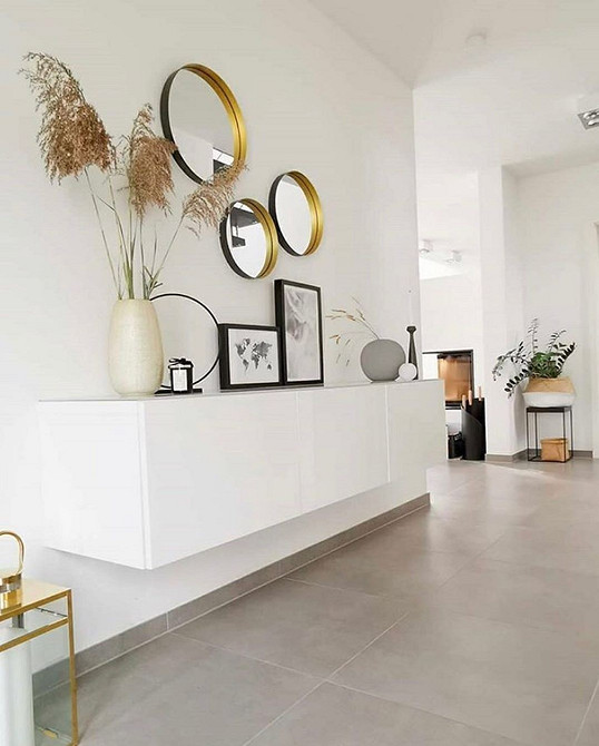 BESTA: Nowoczesność IKEA Nowoczesny system przechowywania BESTA w salonie, projekt IKEA.