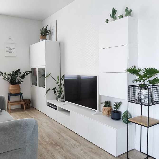 BESTA: Skandynawski porządek w salonie System IKEA BESTA w salonie w stylu skandynawskim do przechowywania i TV