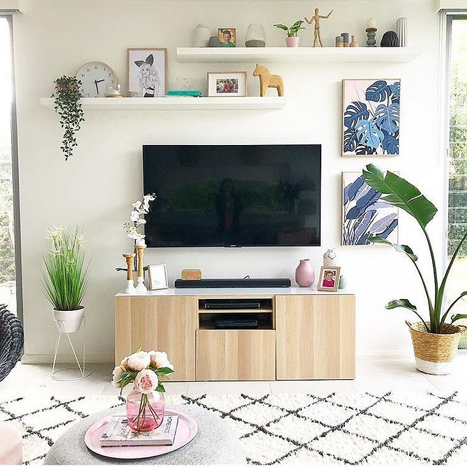 BESTA: Salon z pomysłem Funkcjonalny system BESTA IKEA w salonie: stylowe i praktyczne rozwiązanie do przechowywania.