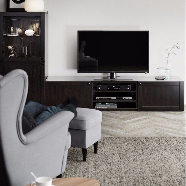 BESTA: Elegancja w salonie System BESTA w salonie: eleganckie rozwiązanie do przechowywania od IKEA