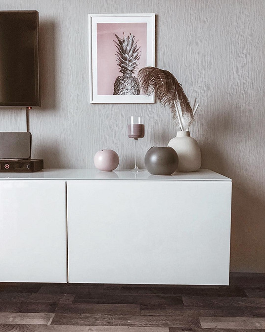 Besta: Drewno i styl Skandynawski salon z drewnianymi elementami systemu Besta IKEA: ciepło i styl w małym mieszkaniu.