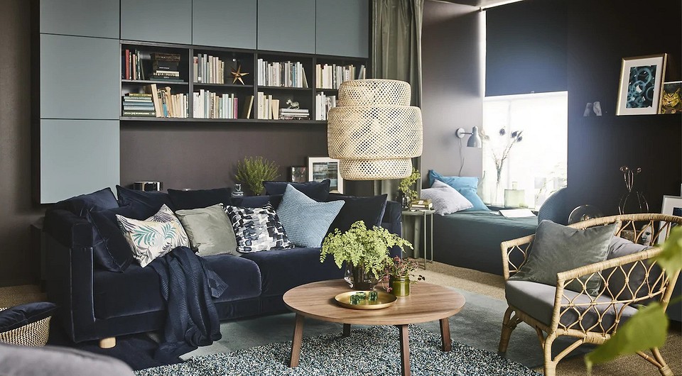 Besta: Skandynawski salon System Besta IKEA w salonie: stylowe przechowywanie w stylu skandynawskim w małym mieszkaniu.