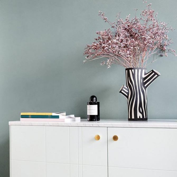 Besta: Jasne wnętrze Jasny salon z meblami Besta IKEA: idealne rozwiązanie dla małego mieszkania.