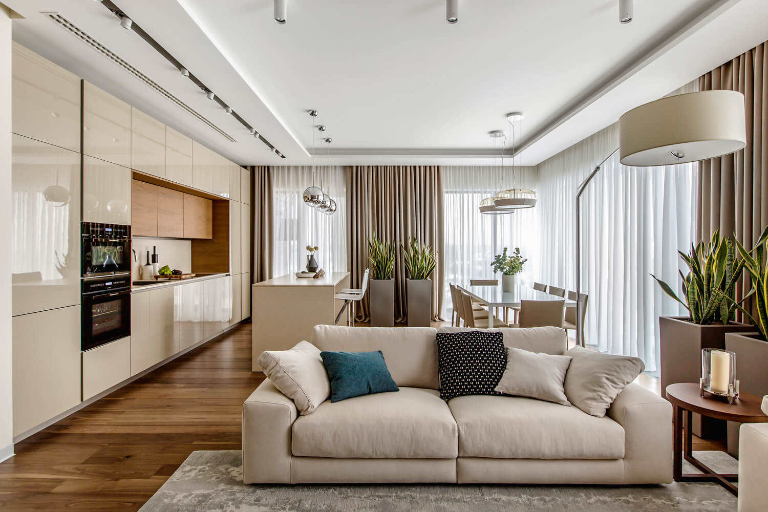 Minimalistyczny salon z dużym oknem w trzypokojowym mieszkaniu 2026