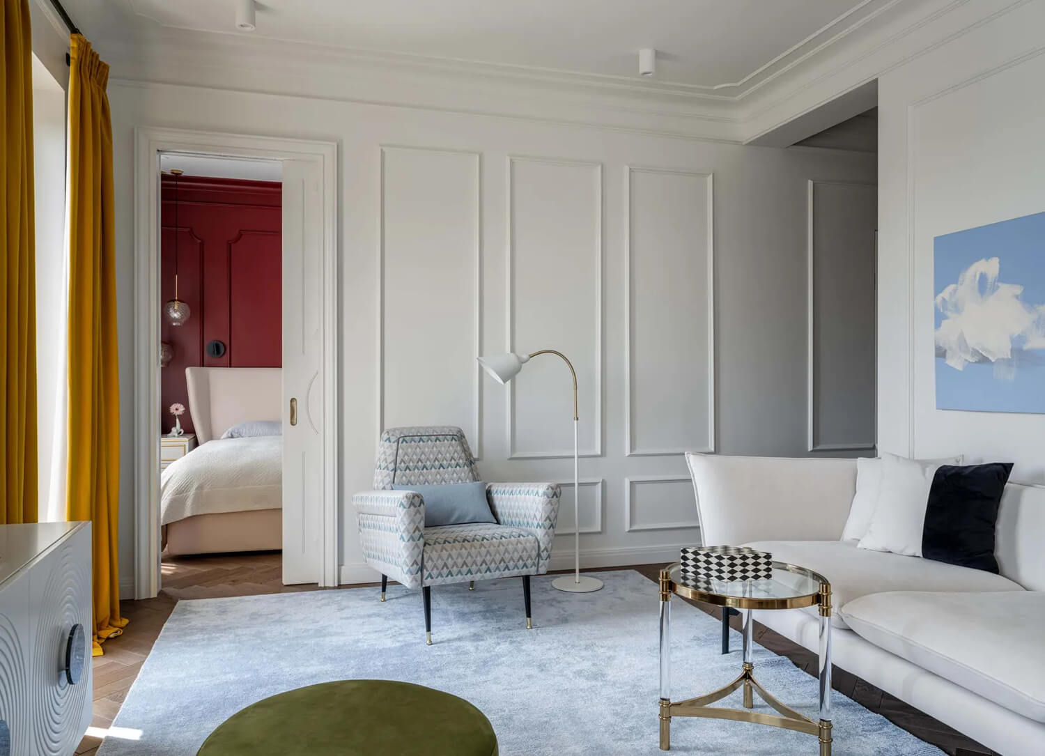 Sypialnia z widokiem Minimalistyczna sypialnia z dużym oknem w dwupokojowym mieszkaniu (2026).