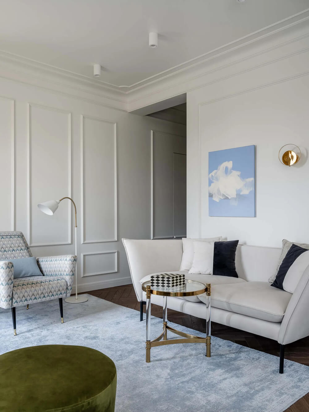 Salon z charakterem Jasny salon w dwupokojowym mieszkaniu (2026) z akcentującymi elementami dekoracyjnymi.