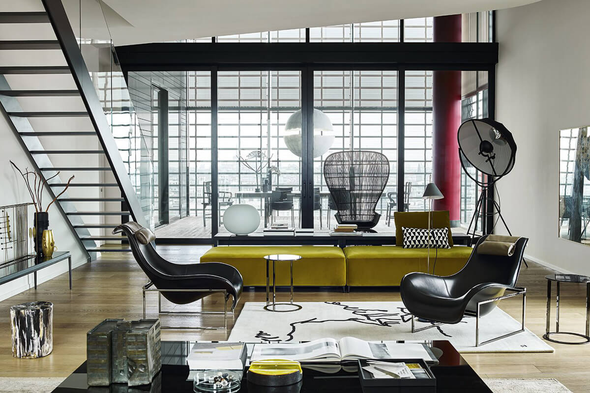 Bauhaus: Funkcjonalna przestrzeń Minimalistyczny salon w stylu Bauhaus z funkcjonalnymi meblami i dużą ilością światła.