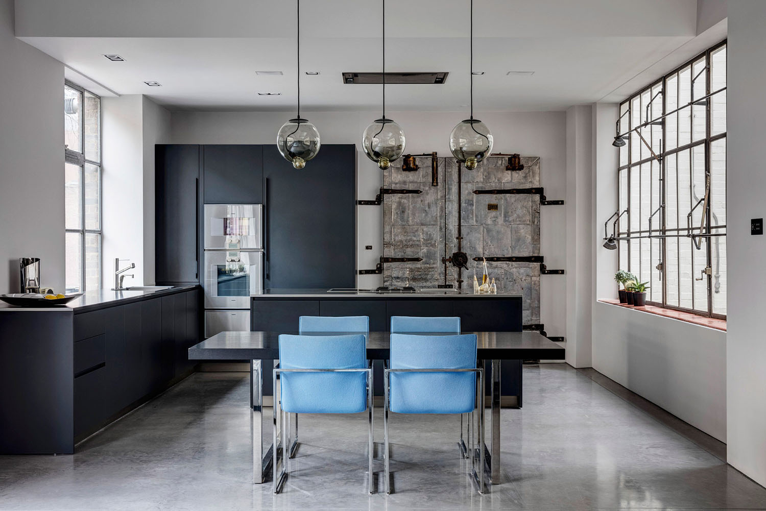 Detale z blaskiem Detale błyszczącego wnętrza 2026, zastosowanie zasady 60/30/10 dla zrównoważonego efektu.