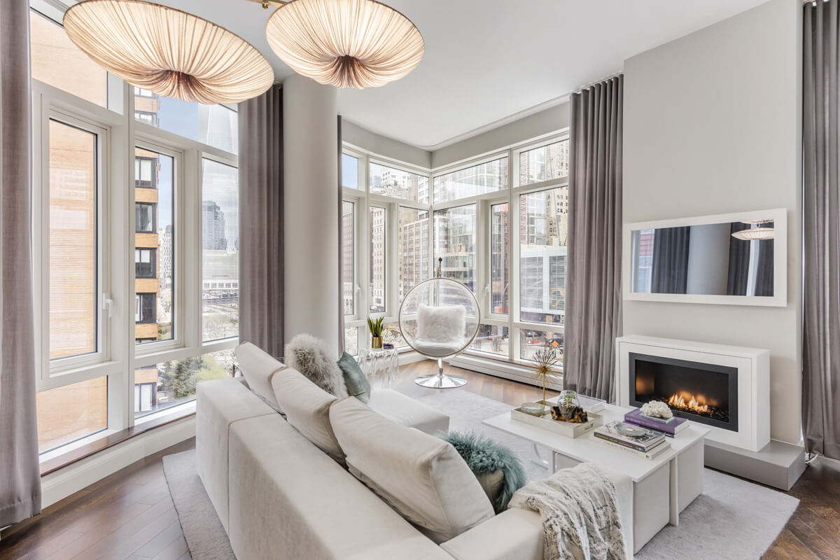 Rolety rzymskie: Styl Rolety rzymskie w jasnym salonie: nowoczesny i stylowy wystrój okien w małym mieszkaniu.