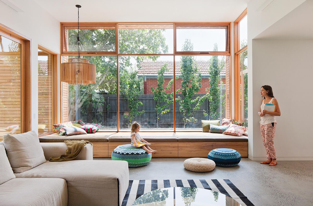 Rolety: Nowoczesny dom Nowoczesny wystrój okien z różnymi rodzajami rolet: stylowy i przytulny dom.