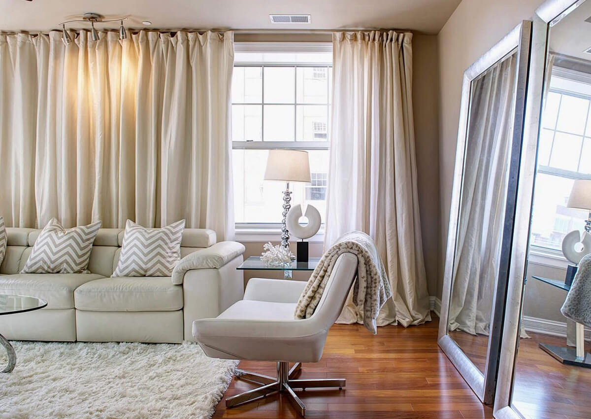 Rolety rzymskie: Elegancja Eleganckie rolety rzymskie w salonie z panoramicznym oknem i minimalistycznym designem.