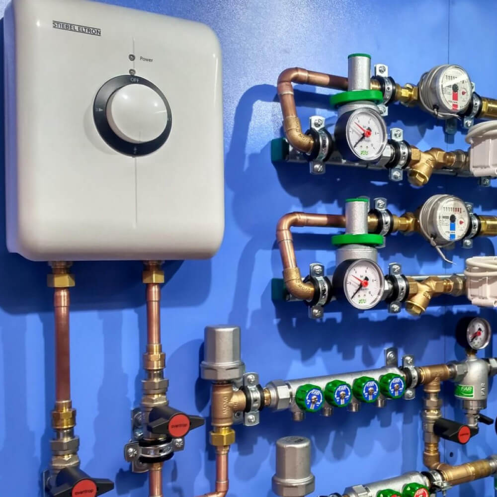 Sprytne maskowanie bojlera Ukryty bojler w łazience: pomysłowe maskowanie podgrzewacza wody z dekoracyjnymi panelami w 2026 roku.