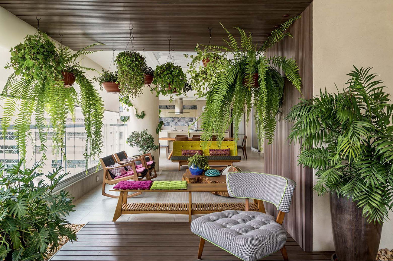 Kompaktowy ogród Inspiracje dla zielonego balkonu 2026: kompaktowe rośliny i wygodne meble do ogrodu zimowego.
