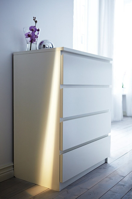 Relaks z IKEA Jasny salon z meblami IKEA: naturalne materiały i neutralne kolory dla relaksu.