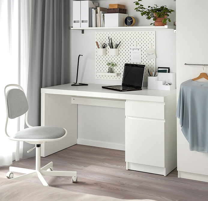 IKEA: Transformacja Przestrzeni Inspirujący salon IKEA: aranżacja przestrzeni z ergonomią pracy i transformacją wnętrza.