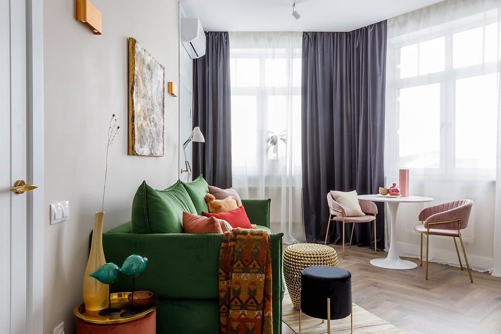 Szkło i Metal Nowoczesny stolik kawowy ze szkła hartowanego i metalu w minimalistycznym salonie 2026.