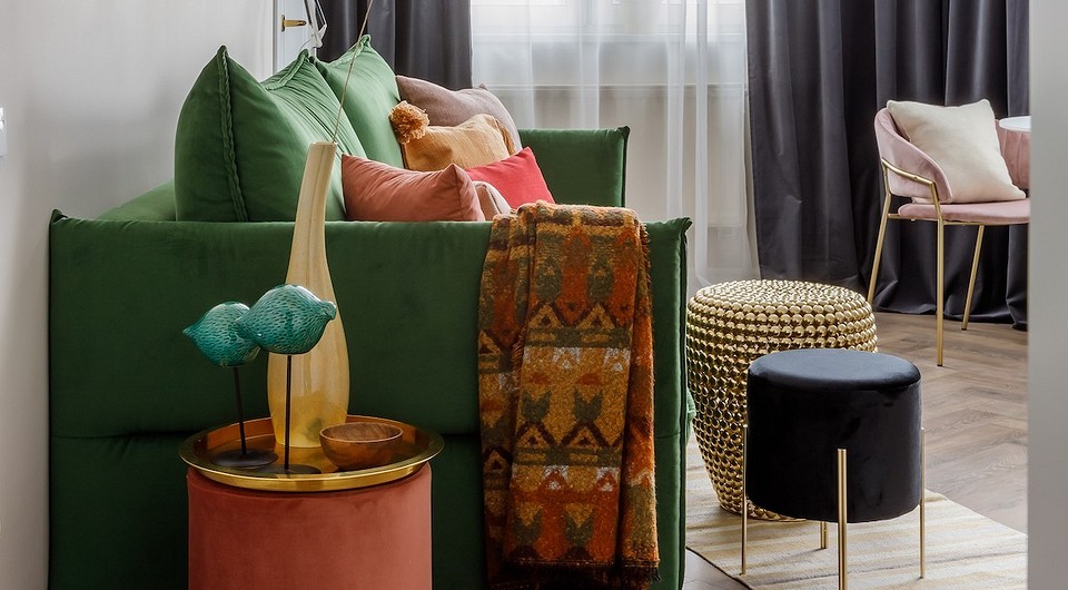 Drewniany Stolik 2026 Elegancki drewniany stolik kawowy w nowoczesnym salonie. Minimalistyczny design 2026.