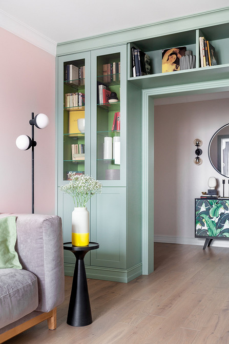 Stolik z Podświetleniem Stolik kawowy z podświetleniem w salonie z ciemnymi ścianami i miękkim oświetleniem 2026.