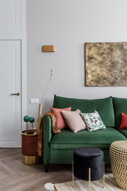 Pufa i Stolik 2w1 Niewielki stolik kawowy-pufa w salonie z sofą i dekoracyjnymi poduszkami 2026.