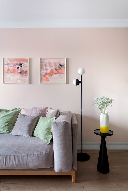 Zestaw Stolików Zestaw stolików kawowych różnej wysokości w salonie z jasnym wystrojem 2026.