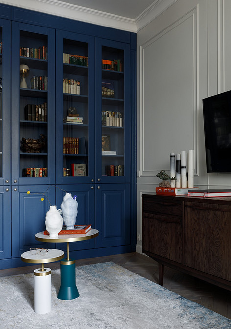 Stylowy stolik z lampą Elegancki designerski stolik kawowy z oświetleniem w przytulnym salonie. Stoliki kawowe 2026.