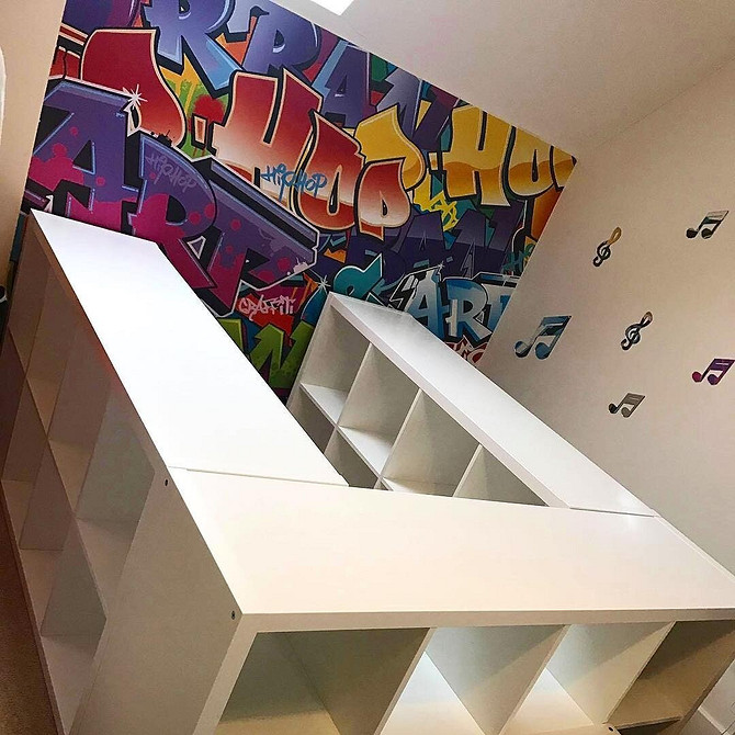 Półki IKEA: Rama łóżka Półki IKEA jako rama łóżka w małej sypialni - optymalizacja przestrzeni