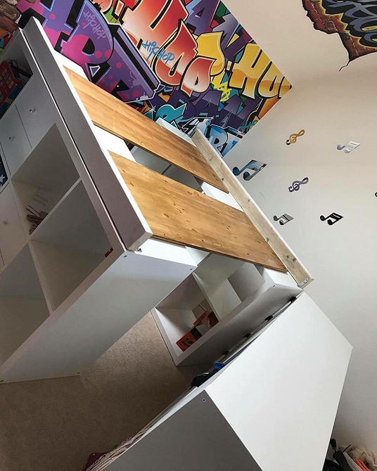 DIY: Łóżko z IKEA Niestandardowe łóżko DIY z półek IKEA - inspiracje aranżacyjne 2026