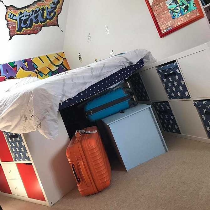 IKEA: Mała sypialnia Oryginalne łóżko z półek IKEA - idealne rozwiązanie do małej przestrzeni