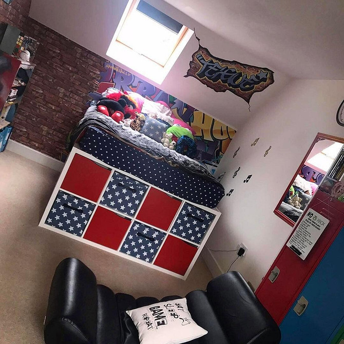 IKEA: Łóżko z półek Łóżko z półek IKEA w małej sypialni w stylu skandynawskim - aranżacja 2026