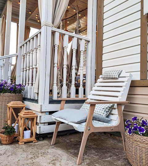 Retro Krzesło w M3 Stylowe krzesło retro z welurową tapicerką w małym mieszkaniu po renowacji.