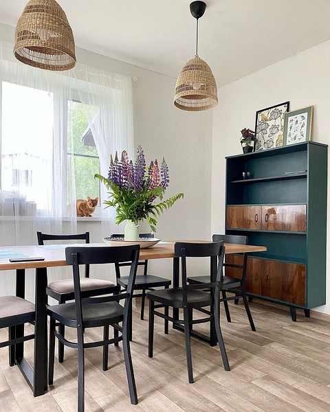 Retro w Biurze Eleganckie krzesło retro z welurową tapicerką po renowacji w domowym biurze.